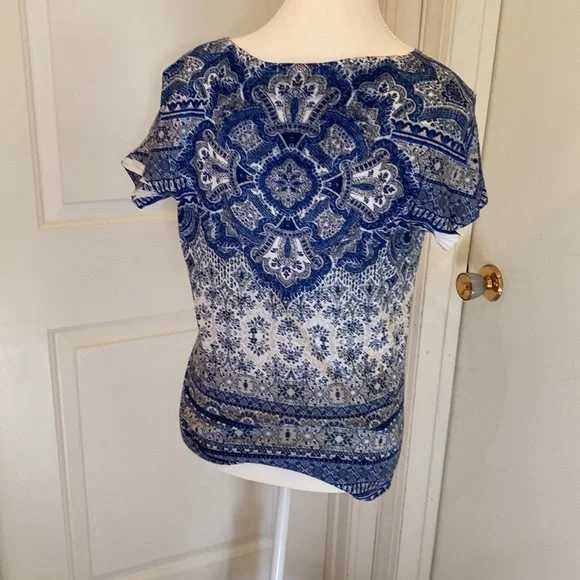 Beautiful top. - Picture 2 of 3